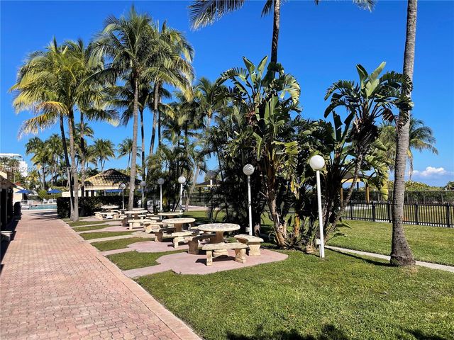 2555 Collins Ave 2002, Miami Beach, FL 33140
