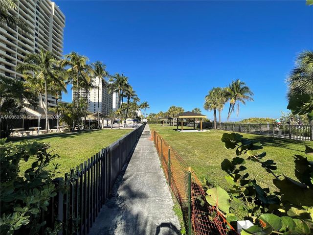 2555 Collins Ave 2002, Miami Beach, FL 33140