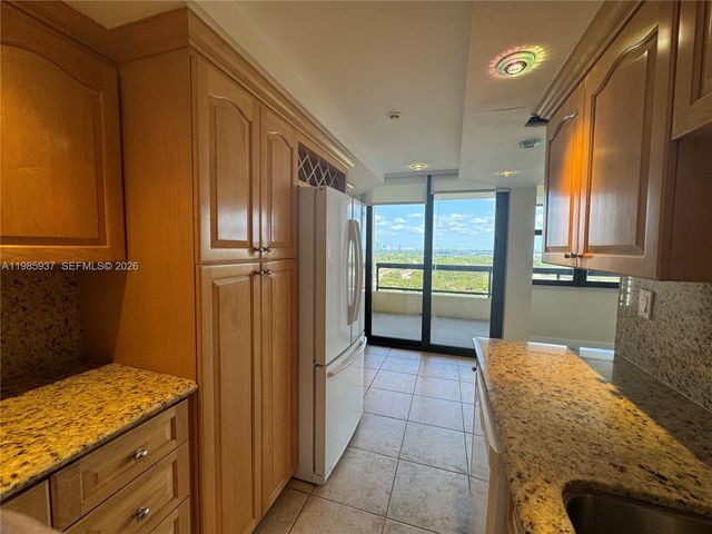 2555 Collins Ave 2002, Miami Beach, FL 33140