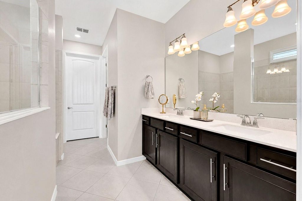 Image 16 of property listing at 13917 DESTIN BEACH LANE, Orlando, FL 32827