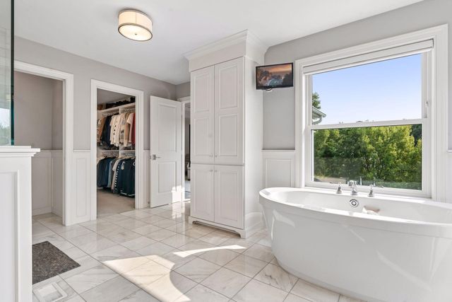2735 Deer Run Trail E, Orono, MN 55356