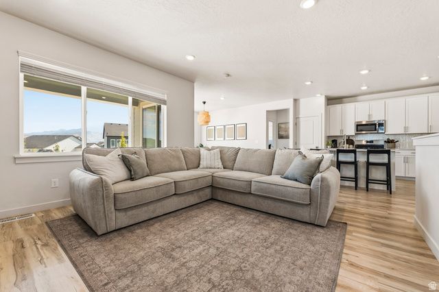 236 W PRICKLY PEAR DR, Saratoga Springs, UT 84045