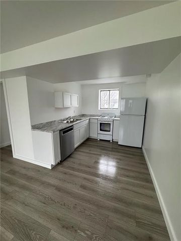 216 E Jackson St, Houston, PA 15342