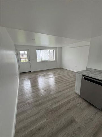 216 E Jackson St, Houston, PA 15342