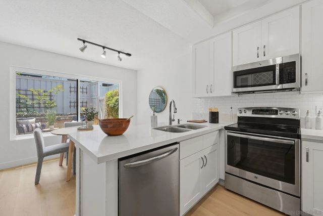 8067 Caminito Mallorca, La Jolla, CA 92037