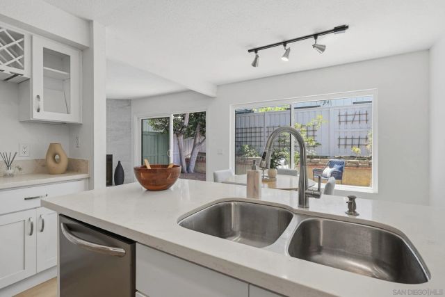 8067 Caminito Mallorca, La Jolla, CA 92037
