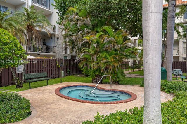 6884 N Kendall Dr C401, Pinecrest, FL 33156