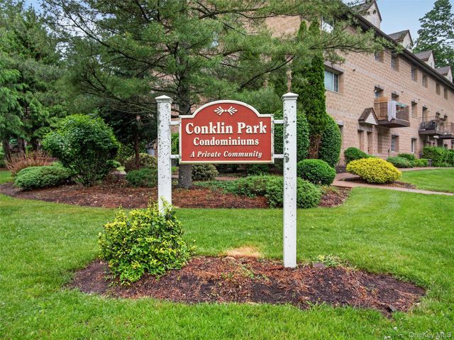 8 Klint Court, Nanuet, NY 10954