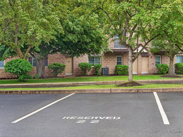 8 Klint Court, Nanuet, NY 10954
