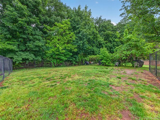 8 Klint Court, Nanuet, NY 10954