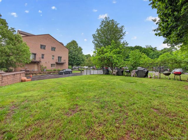 8 Klint Court, Nanuet, NY 10954