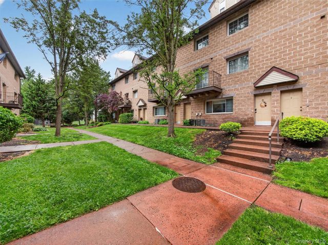 8 Klint Court, Nanuet, NY 10954