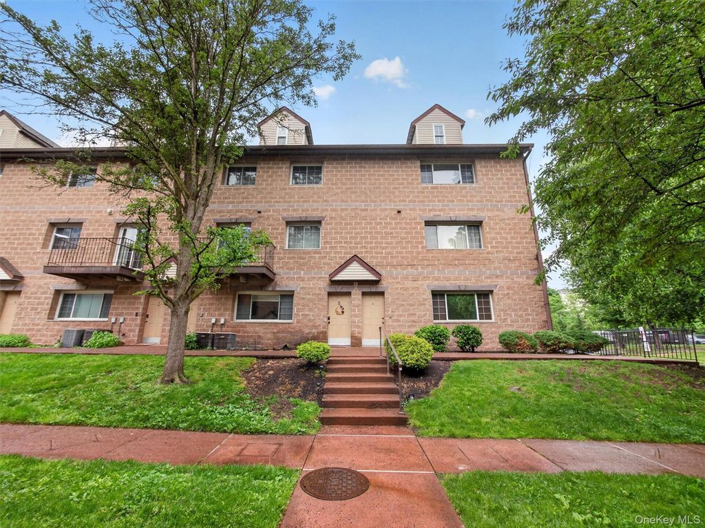 8 Klint Court, Nanuet, NY 10954