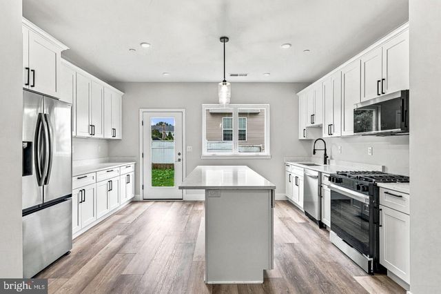 303B FOUNTAIN ST, Philadelphia, PA 19128