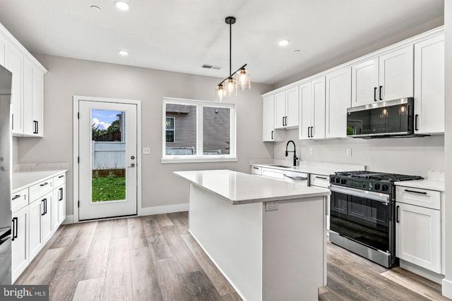 303B FOUNTAIN ST, Philadelphia, PA 19128