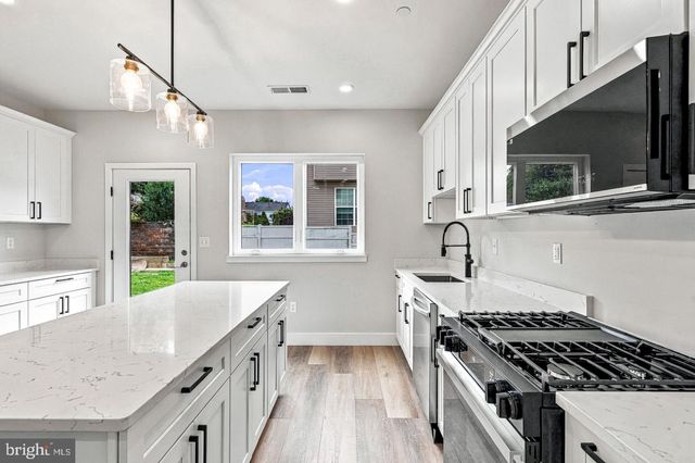 303B FOUNTAIN ST, Philadelphia, PA 19128