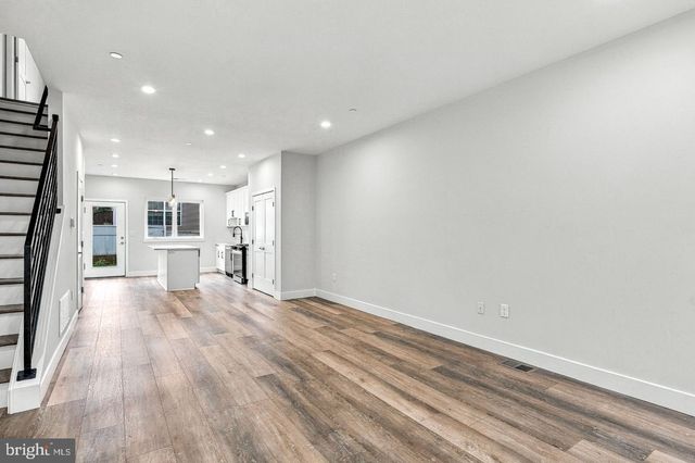 303B FOUNTAIN ST, Philadelphia, PA 19128