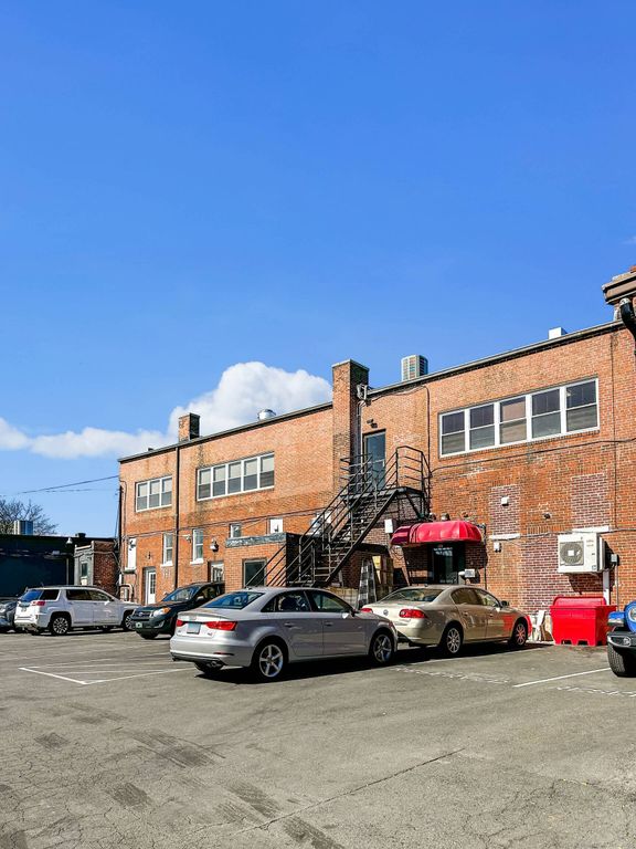 991 Farmington Avenue, West Hartford, CT 06107