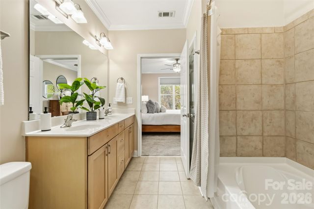 1000 E Woodlawn Road 314, Charlotte, NC 28209