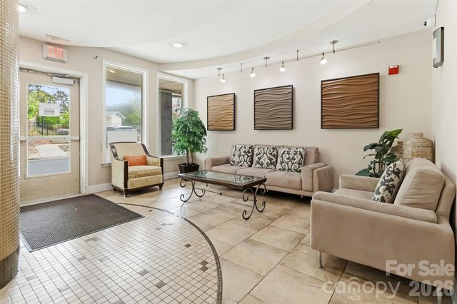 1000 E Woodlawn Road 314, Charlotte, NC 28209