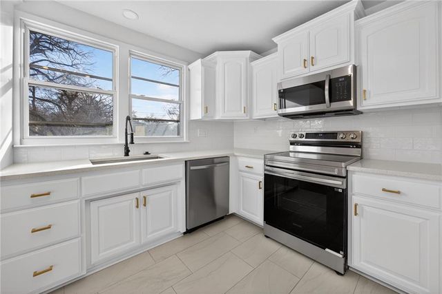 10223 Dearborn Drive, Overland Park, KS 66207