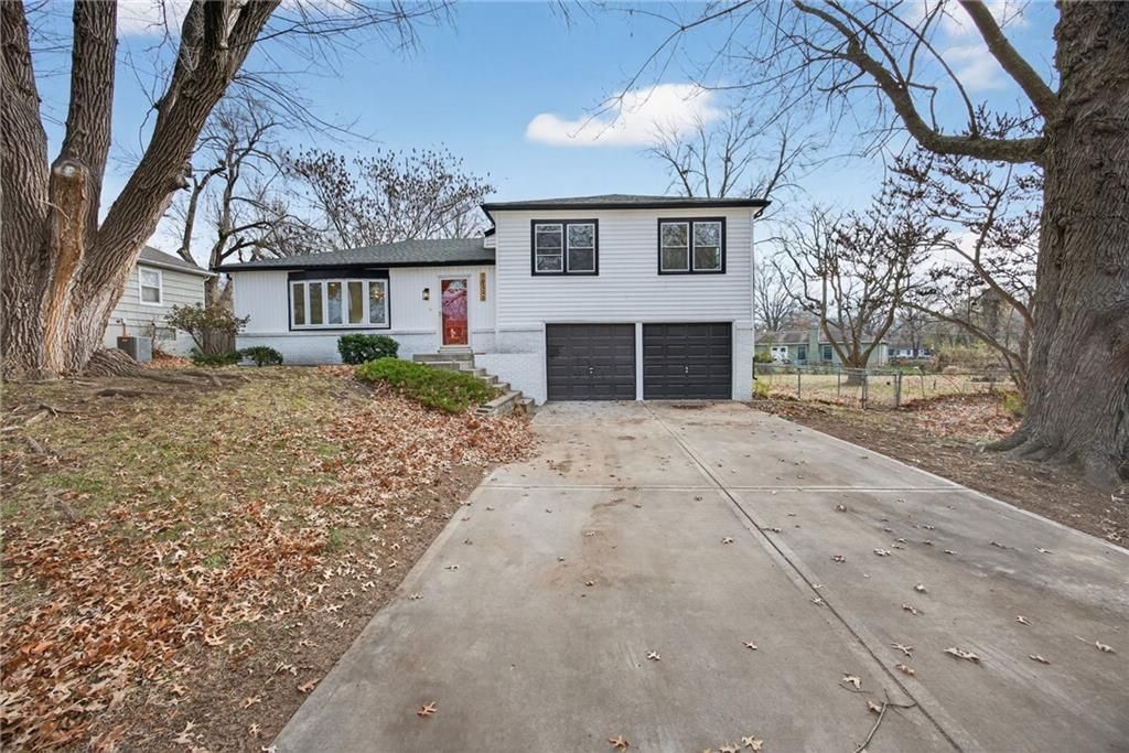 10223 Dearborn Drive, Overland Park, KS 66207