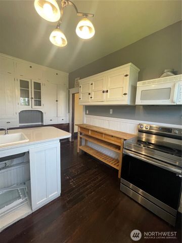 2101 Henkle Street, Raymond, WA 98577