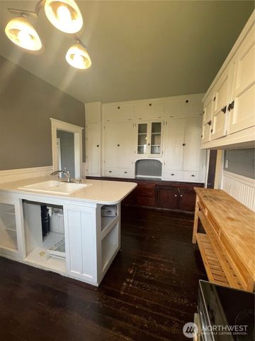 2101 Henkle Street, Raymond, WA 98577