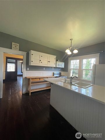 2101 Henkle Street, Raymond, WA 98577