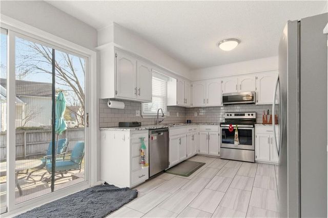 1701 E Sheridan Bridge Lane, Olathe, KS 66062