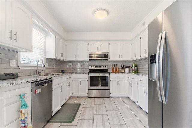 1701 E Sheridan Bridge Lane, Olathe, KS 66062