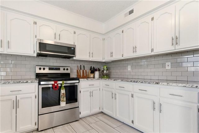 1701 E Sheridan Bridge Lane, Olathe, KS 66062