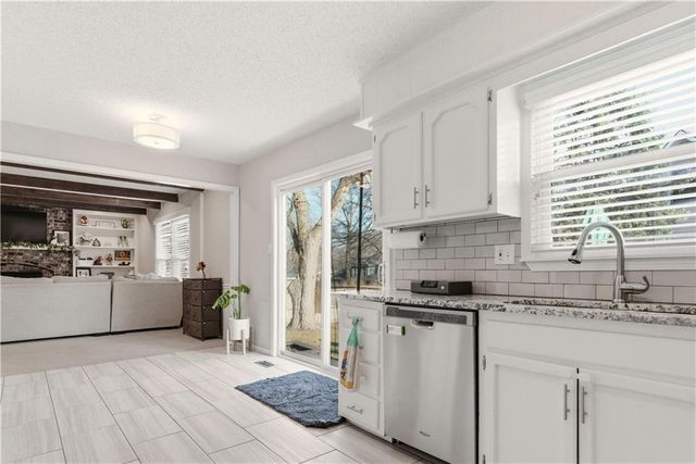 1701 E Sheridan Bridge Lane, Olathe, KS 66062