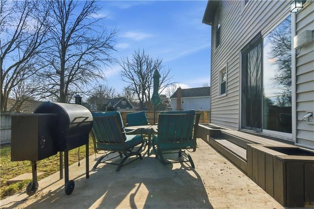 1701 E Sheridan Bridge Lane, Olathe, KS 66062