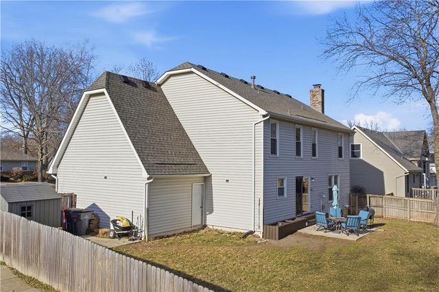 1701 E Sheridan Bridge Lane, Olathe, KS 66062