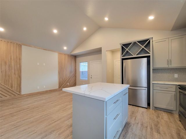 216 W Live Oak Street, Angleton, TX 77515