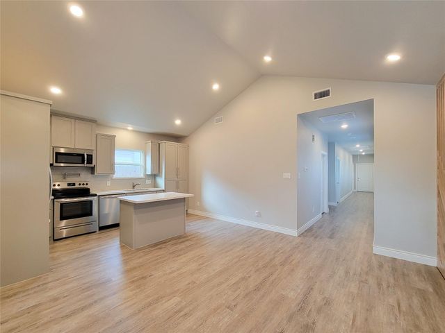 216 W Live Oak Street, Angleton, TX 77515