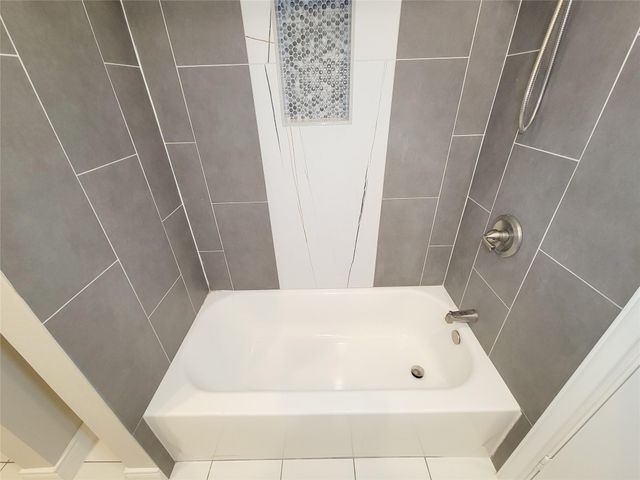 216 W Live Oak Street, Angleton, TX 77515