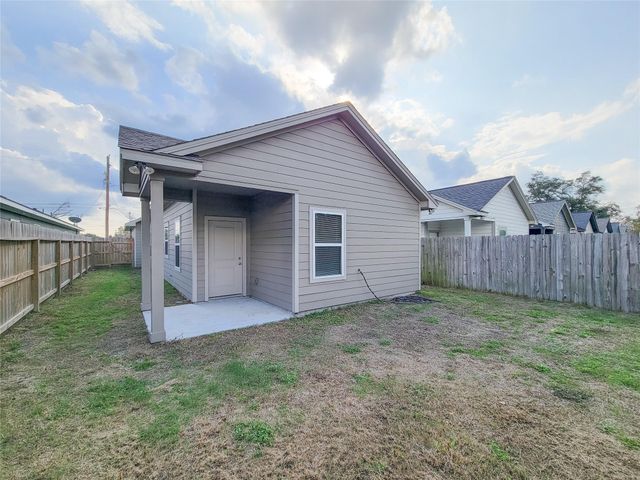 216 W Live Oak Street, Angleton, TX 77515