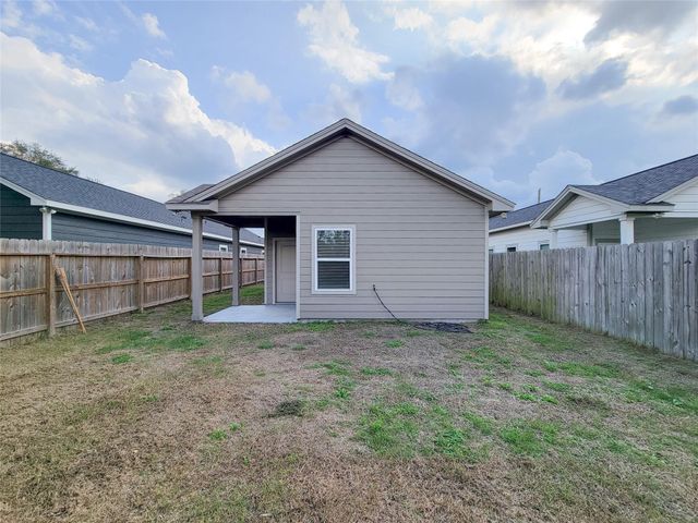 216 W Live Oak Street, Angleton, TX 77515