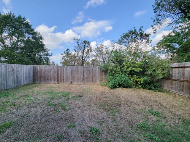 216 W Live Oak Street, Angleton, TX 77515