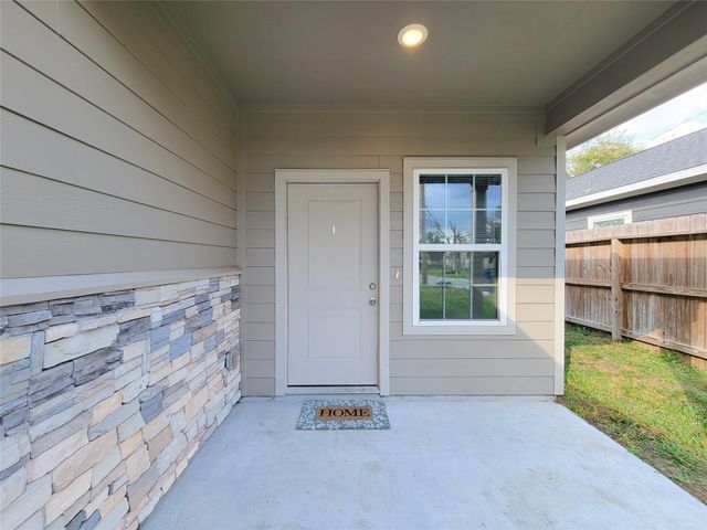 216 W Live Oak Street, Angleton, TX 77515