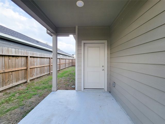 216 W Live Oak Street, Angleton, TX 77515