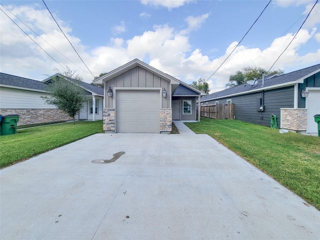 216 W Live Oak Street, Angleton, TX 77515