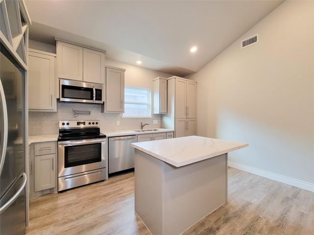 216 W Live Oak Street, Angleton, TX 77515