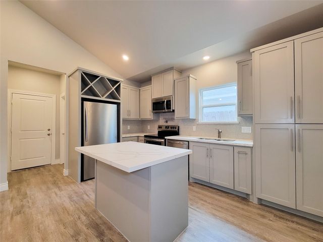 216 W Live Oak Street, Angleton, TX 77515