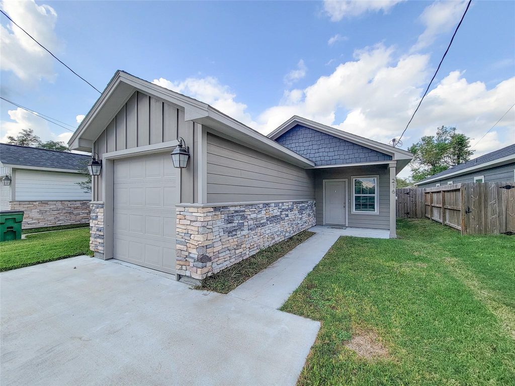 216 W Live Oak Street, Angleton, TX 77515