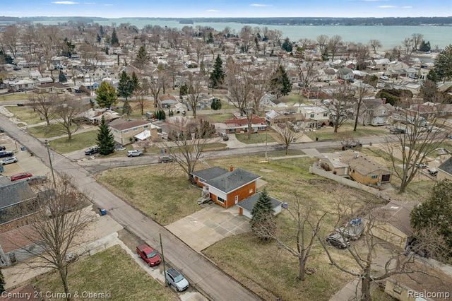 30631 Bayview Drive, Gibraltar, MI 48173