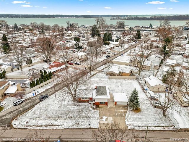 30631 Bayview Drive, Gibraltar, MI 48173