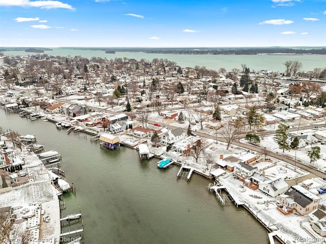 30631 Bayview Drive, Gibraltar, MI 48173